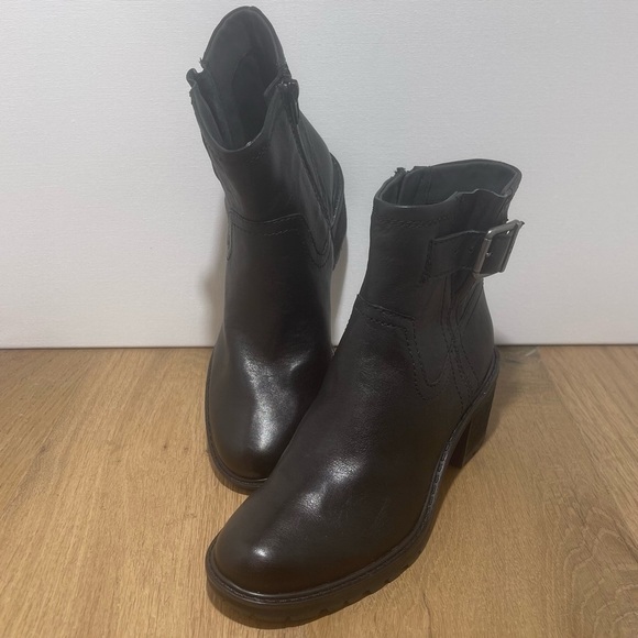 ZODIAC Gannet Black Leather Lug Sole Ankle Boots Size 7.5   New - Picture 2 of 6